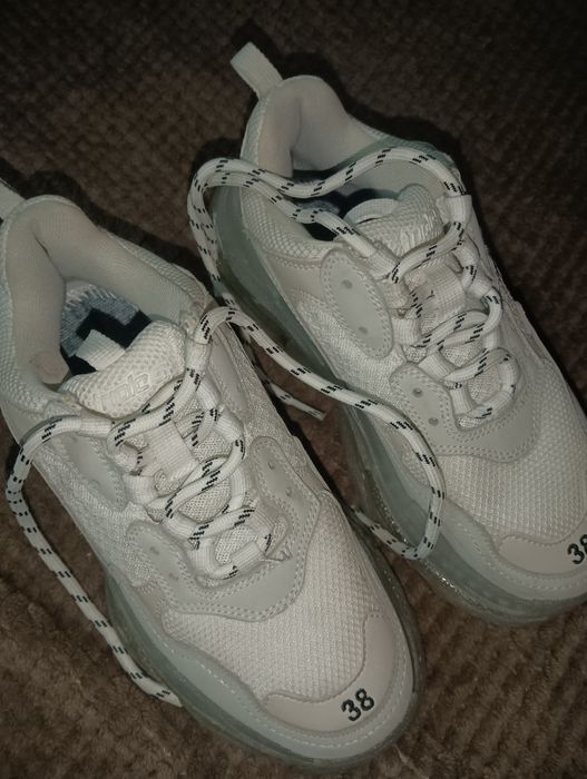Adidași balenciaga nr 38 purtați de 3 ori.9 milioane,în București