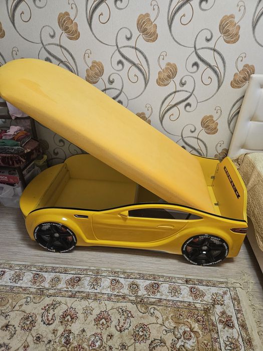 Детская кровать машинка.