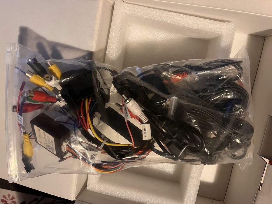 Navigatie dedicata + camera de marsalier + microfon