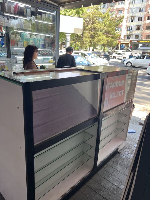 телефон сотиш учун ветрина сотилади