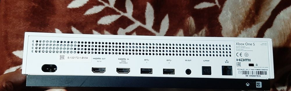 Vând Xbox one s complet în stare bună excelentă