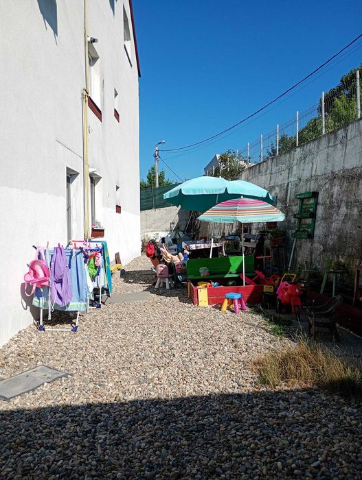 De vânzare apartament cu 3 camere, curte proprie de 110 mp și loc de parcare