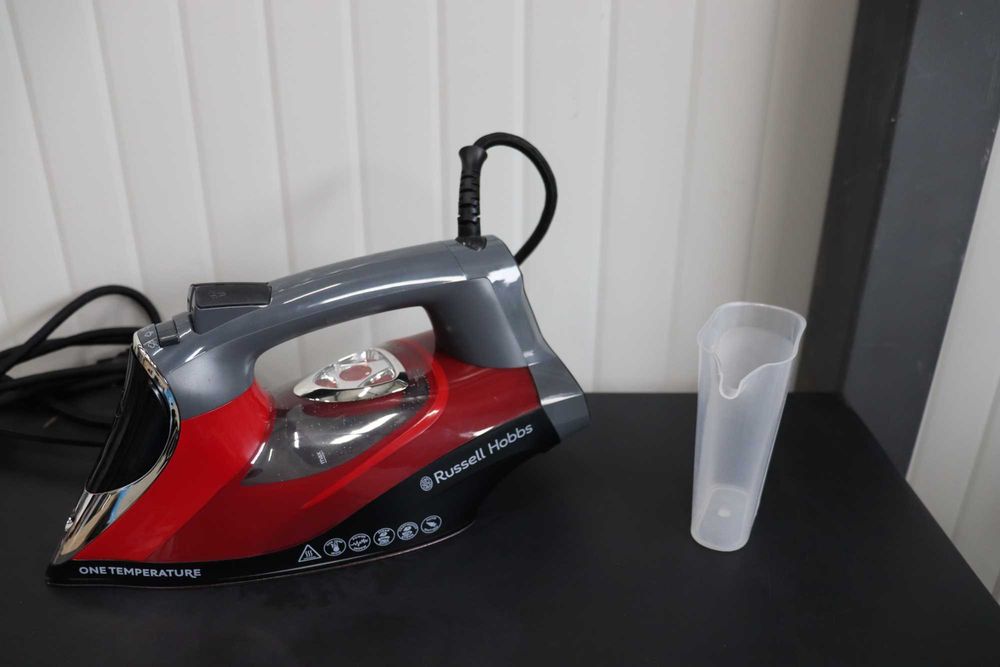 Ютия Russell Hobbs One Temperature Iron с лек дефект