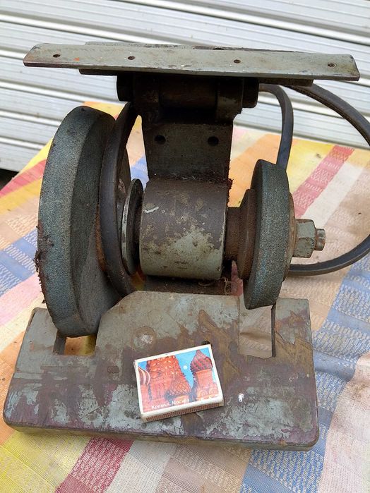 Шмиргел за заточване на стругарски ножове