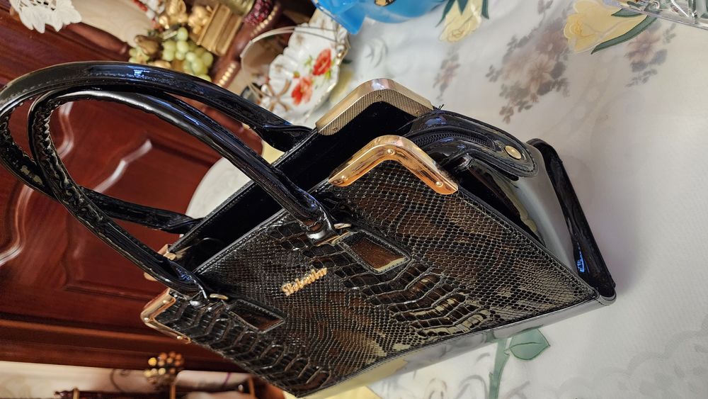 Сумка лакерованая чёрного цвета