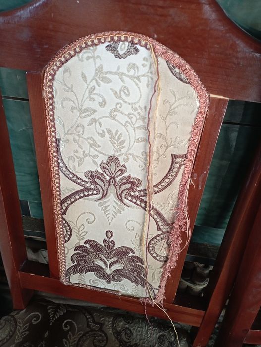 Продам деревянные стулья 4 штуки