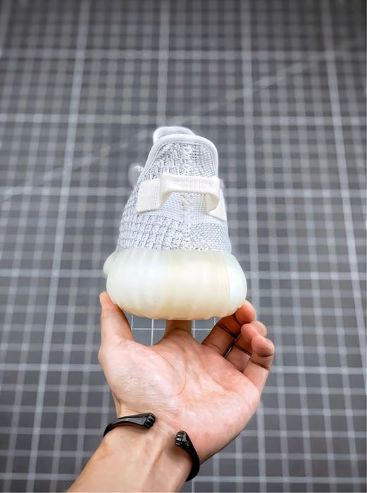 Yeezy 350 бели рефлектив целите