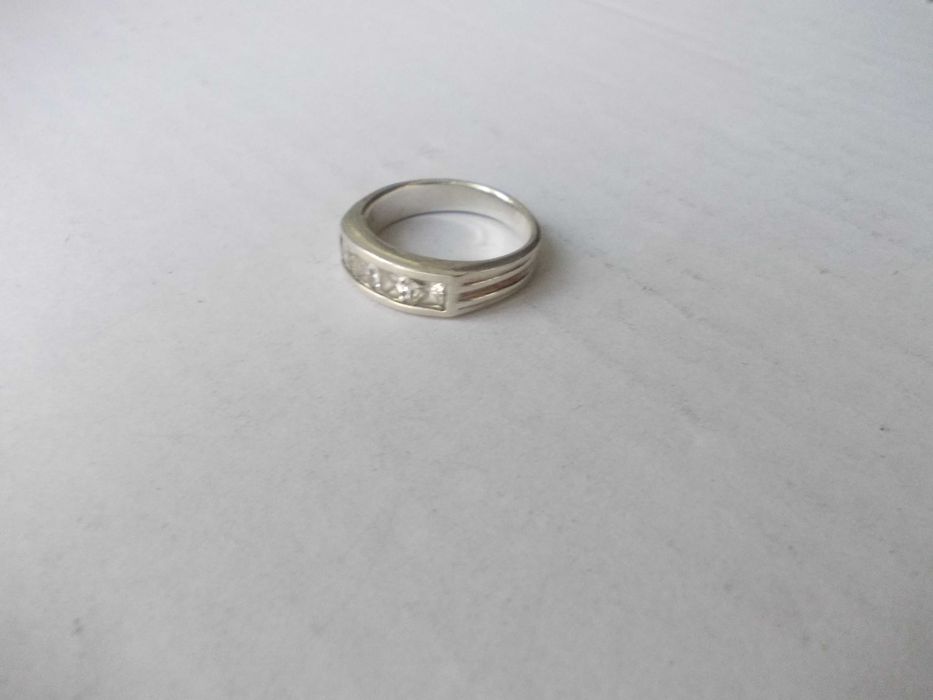 Inel vechi din argint cu 4 pietre