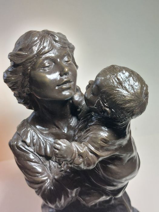 Statuetă semnată