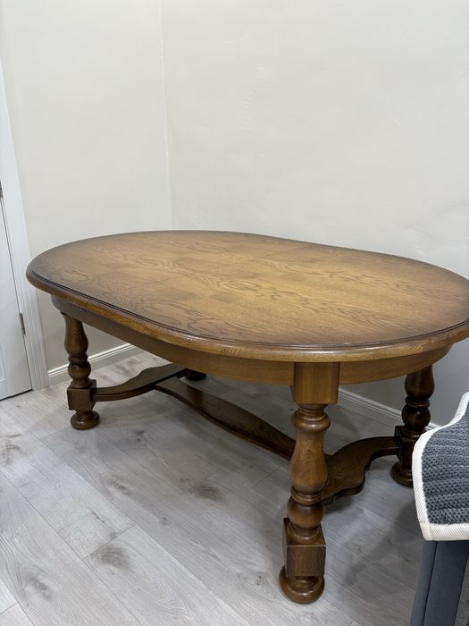 Стол дубовый в хорошем состоянии