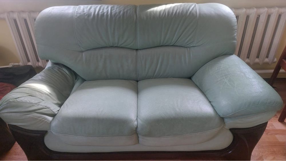 Продам кожаный диван с креслом