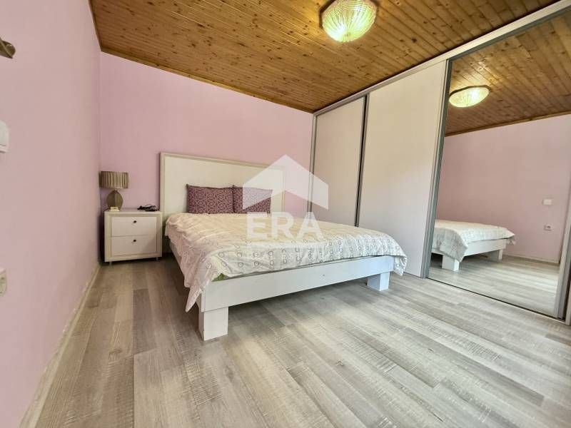 Ексклузивна обзаведена къща за продажба със зимна градина с барбекю, р