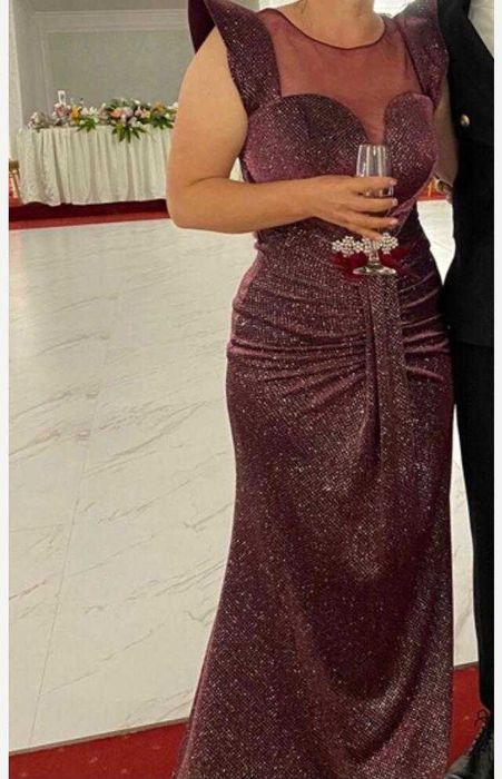 Se vând următoarele rochii. Preț separat în descriere pt fiecare.