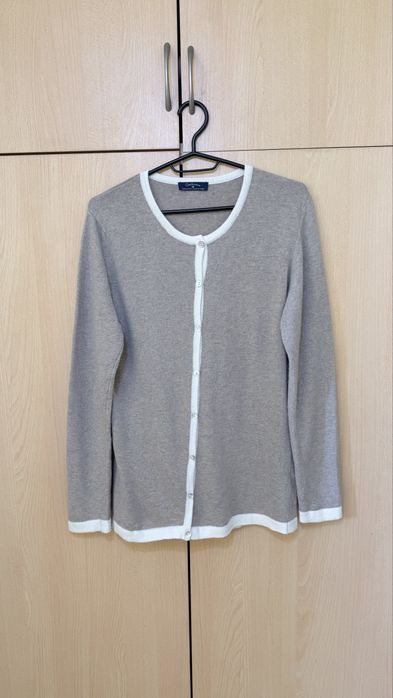 Женска жилетка Италия.Размер М/S.20% Kaшмир, 10%коприна,