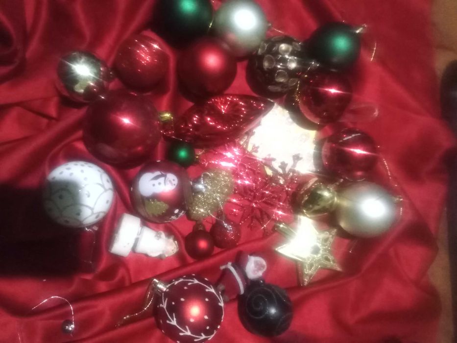 Играчки за елха и гирлянди