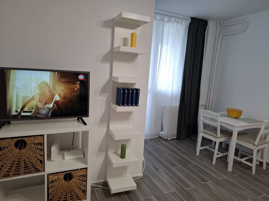Particular inchiriez garsoniera str.Turda sector 1 complet renovata