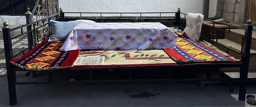 столь и топчан .