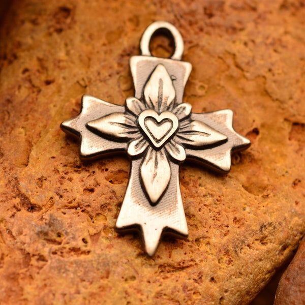Сребърен медальон 925 „Кръст със сърце“ – символ на любов и вяра