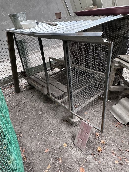 Tovuqlar joʻjalari bilan va maxsus yasalgan katak kalitkasi sotiladi.