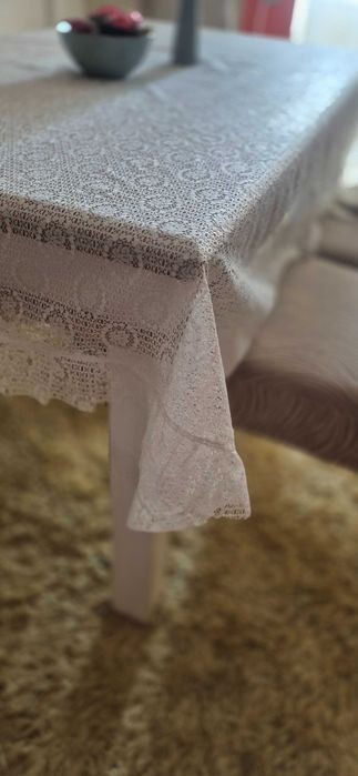 Продавам бяла дантелена покривка за маса