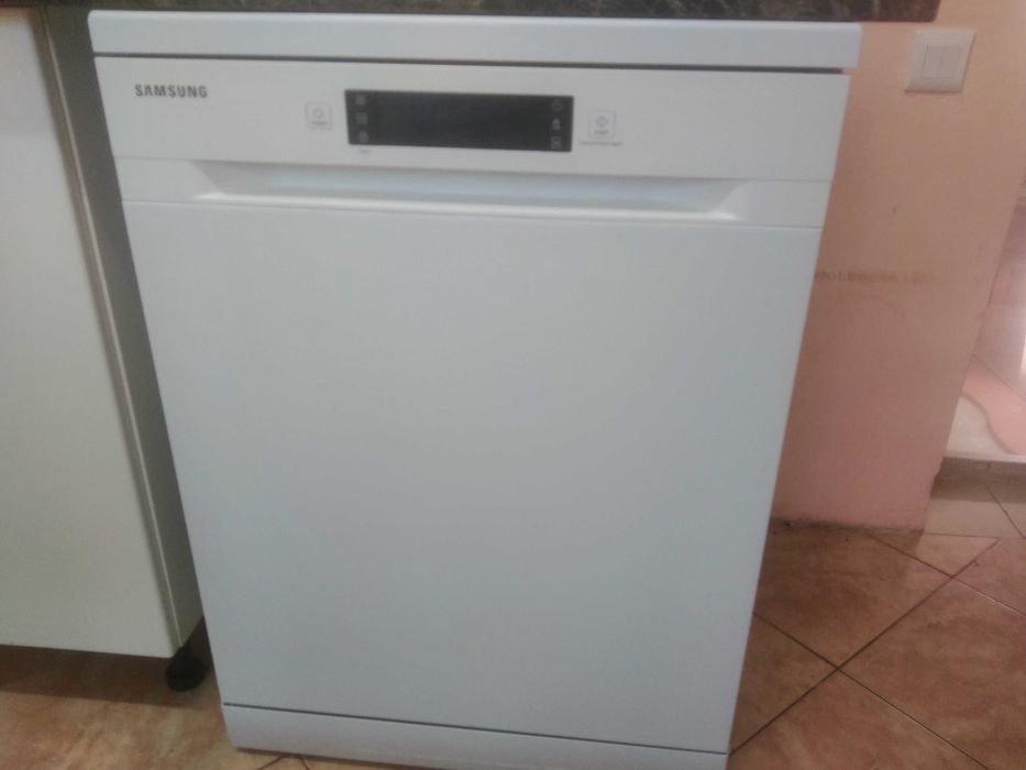 Vând mașina de spălat vase model nou