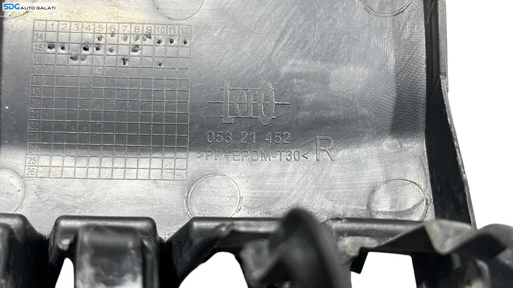 Grila Ornament Proiector Ceata Dreapta de pe Bara Spoiler Fata Volkswagen Passat B5 2000 - 2005 (Prinderi/Urechi Rupte Lateral) Cod 05321452 [L5887]