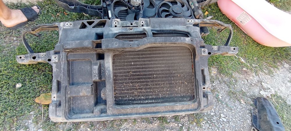 Стойка Радиатори и Фарове VW Голф 4 става за 1.6 и 1.4