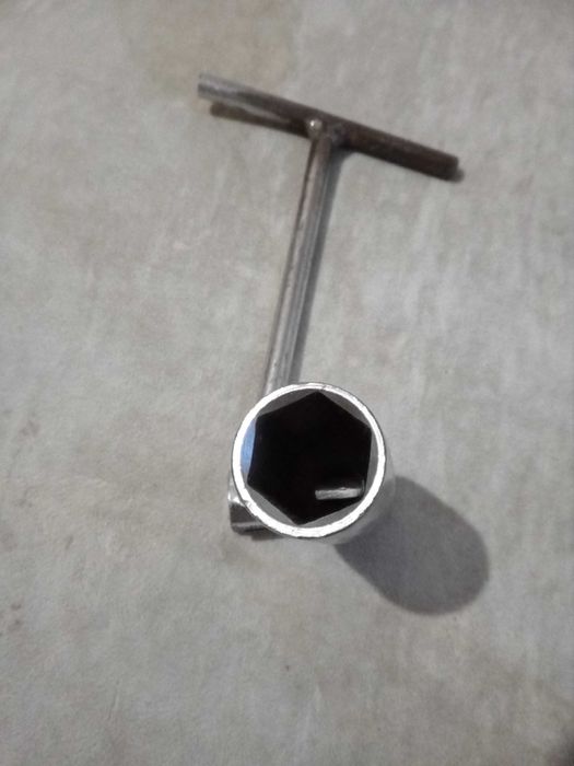 ключ за свещи на кола