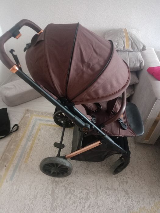 Продается жёсткая коляска