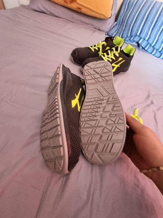 Vând bocanci de munca