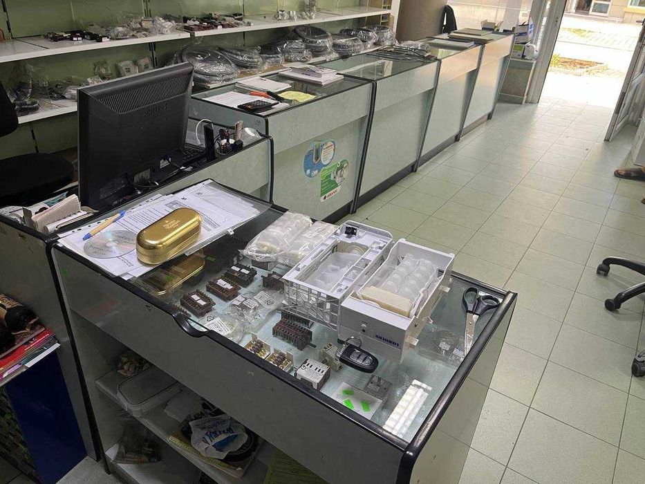 Продавот се 12 бр.щандове