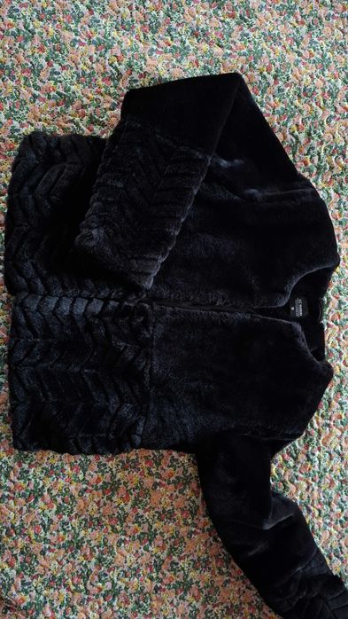 Яке черно пухкаво