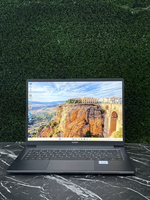 Kuchli Noutbuk Huawei MateBook