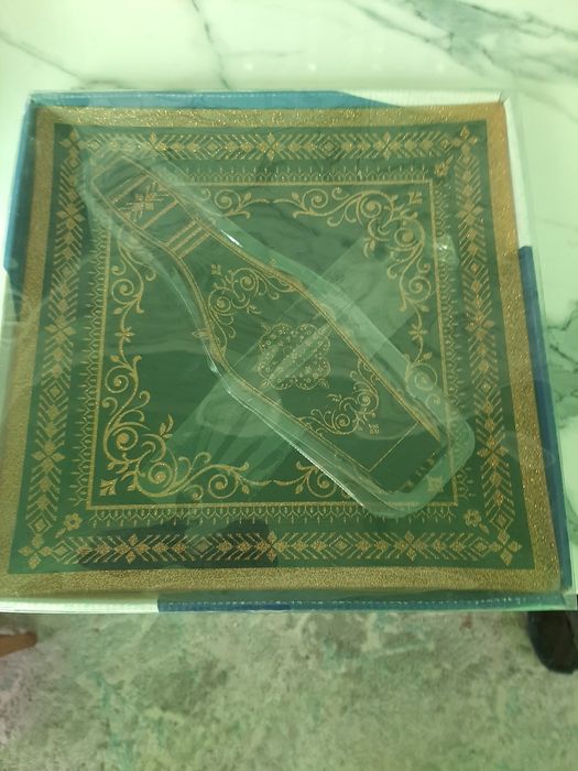 Посуда новая ,подарочная, тортница и конфетница, в упаковке.