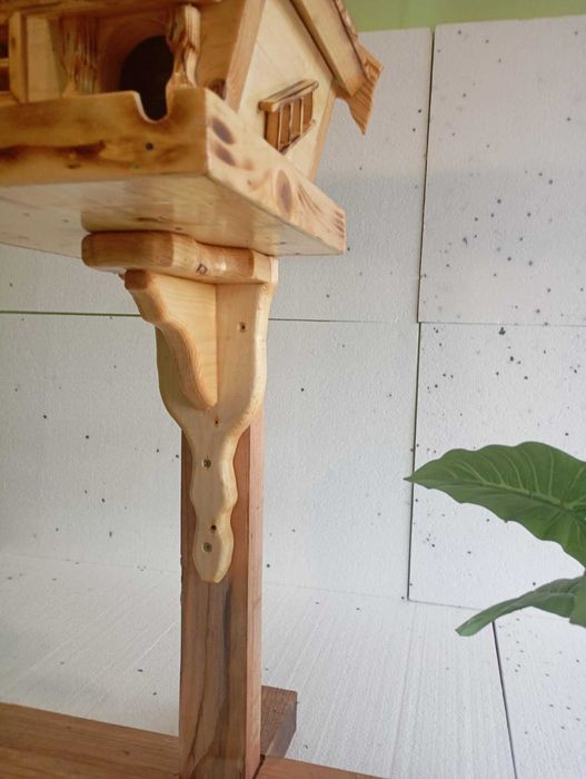 Ръчно изработена лакирана дървена къщичка за птици със стойка