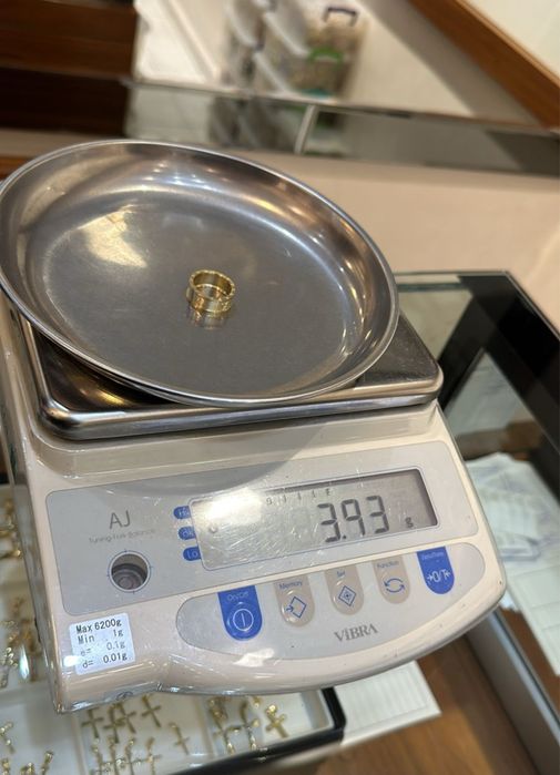 Золотое кольцо под картье