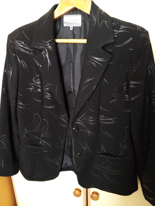 Официални дамски сако и риза.