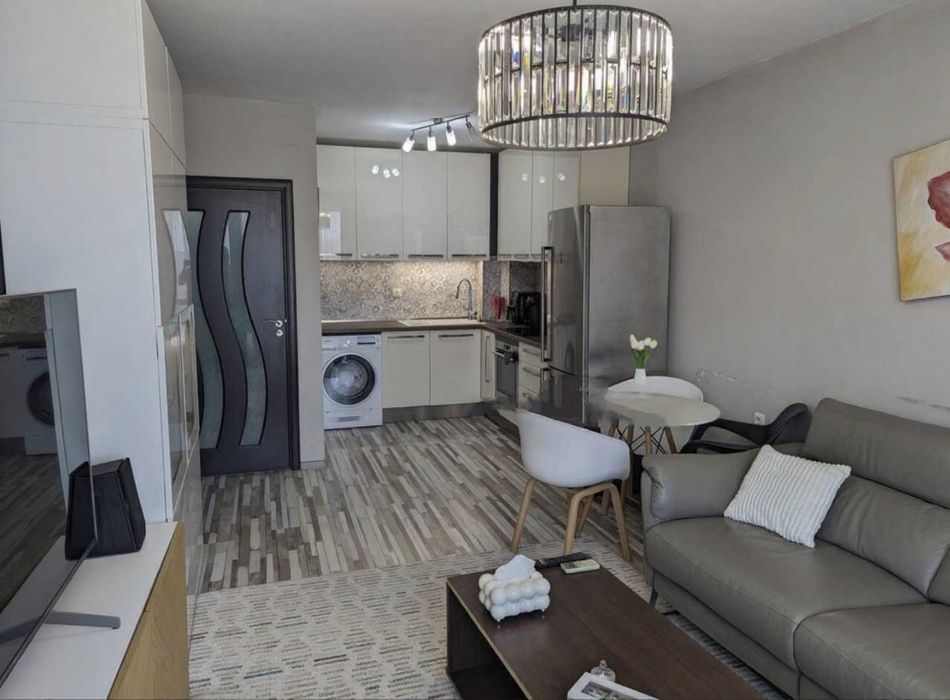 Дава се под наем Двустаен апартамент в Пловдив, Център - 68 кв.м за 408 € - Снимка #1