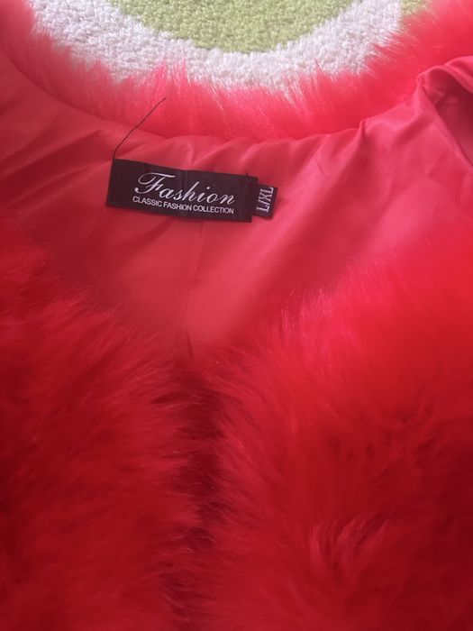 Червен, пухкав елек. Размер L/XL