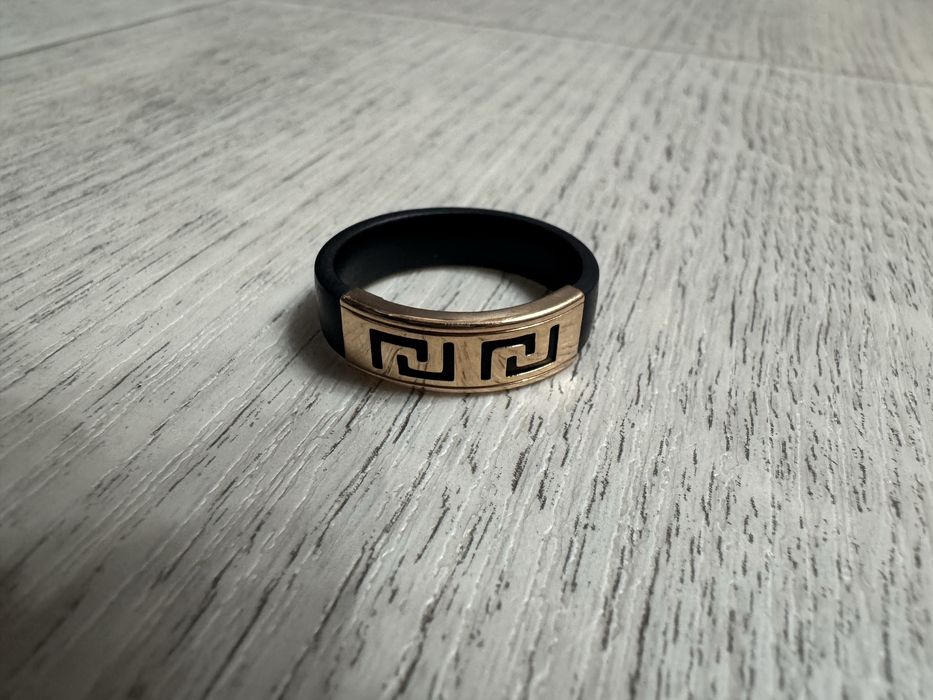 Кольцо золотое с каучуком новое