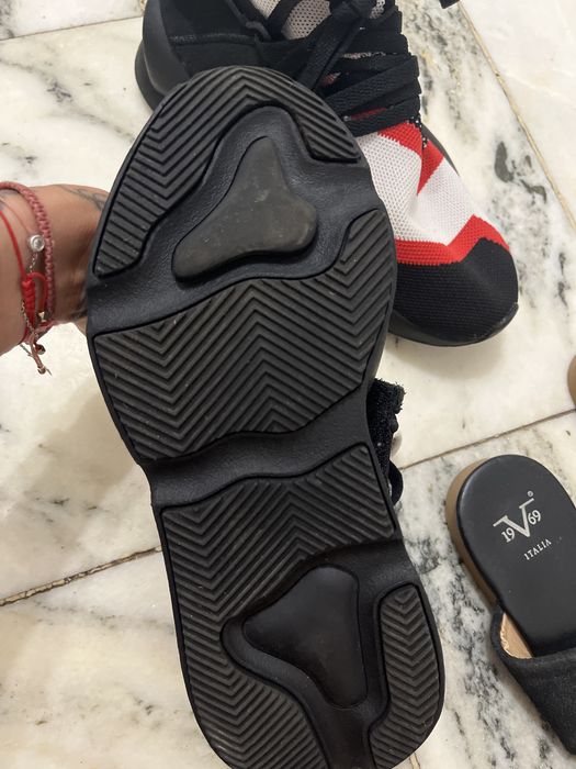 Кецове Moschino Couture,Чехли Versace и кецове Yamamoto