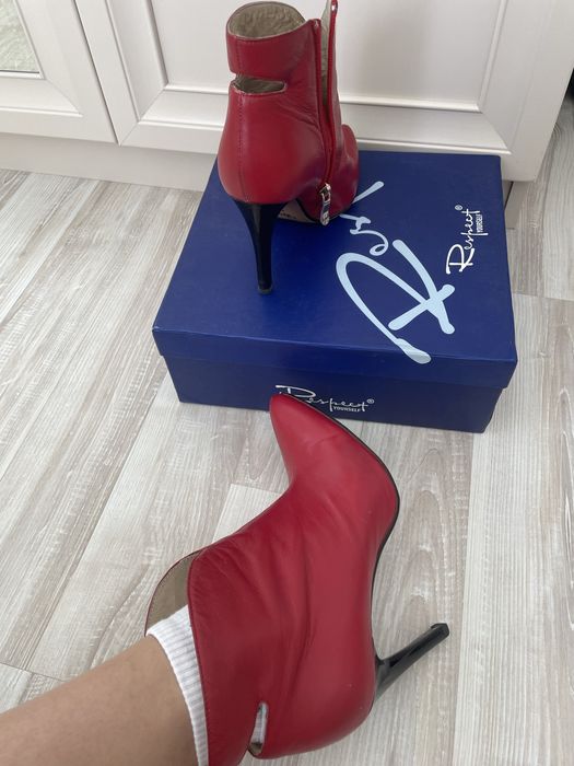 Кожаные красные  ботильоны на каблуке