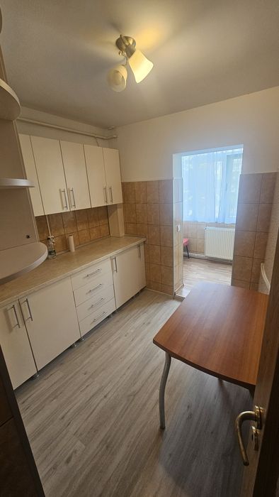 Închiriez apartament 3 camere