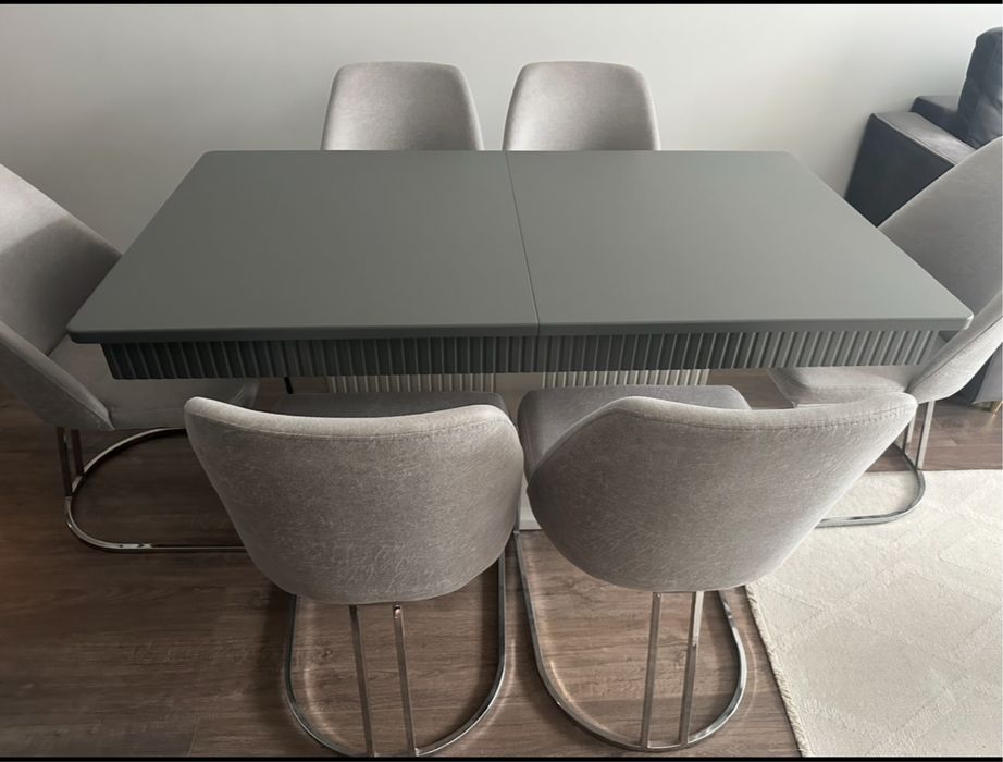 Трапезна маса със столове