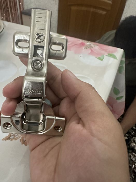 Мебельная петля с доводчиком Blum
