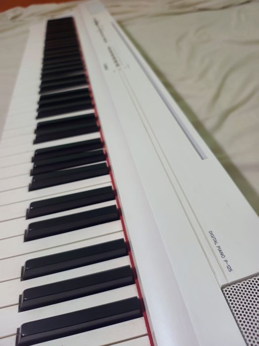 Vând Pian Yamaha P-125 Alb