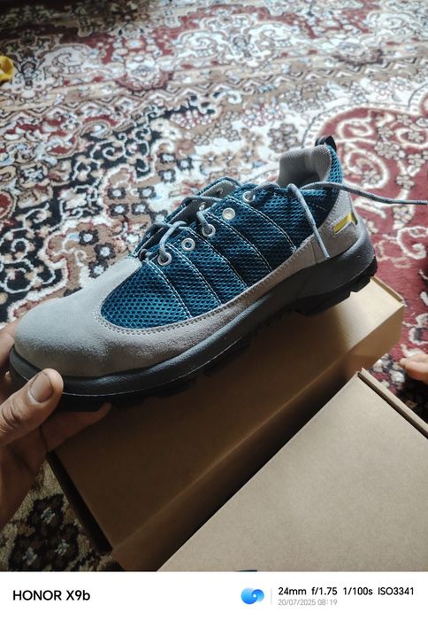 Махсус пойабзал сотилади