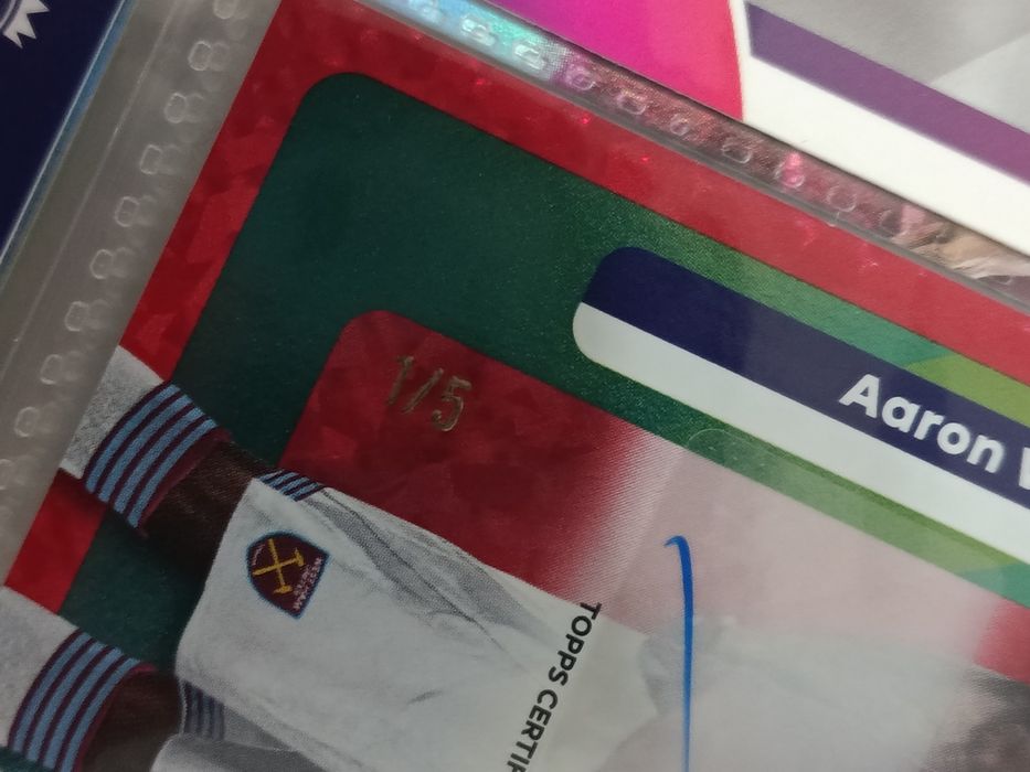 Автограф на Aaron Wan Bissaka Topps premier league 25/26 номер 1/5