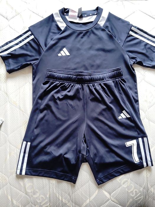 Tricou personalizat cu pantaloni Adidas
