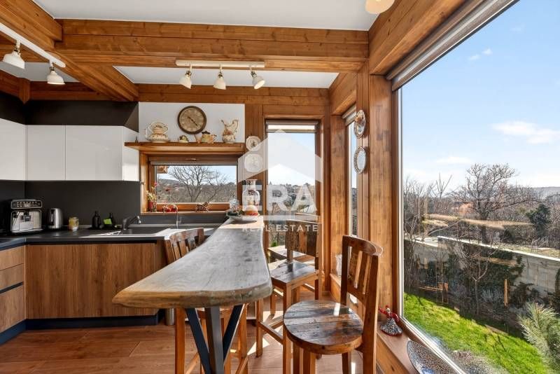 Двуетажна, новопостроена, стилно обзаведена къща за продажба, с двор,